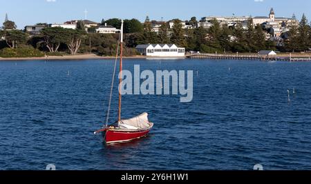 Barche storiche Couta ormeggiate presso la piccola cittadina costiera storica di Sorrento sulla Penisola di Mornington vicino a Melbourne, Australia. Foto Stock