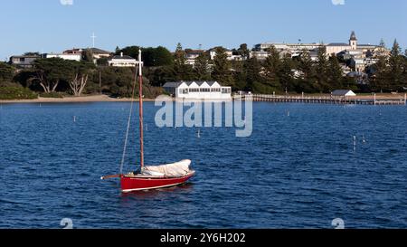 Barche storiche Couta ormeggiate presso la piccola cittadina costiera storica di Sorrento sulla Penisola di Mornington vicino a Melbourne, Australia. Foto Stock
