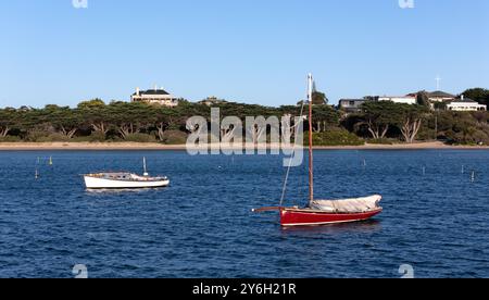 Barche storiche Couta ormeggiate presso la piccola cittadina costiera storica di Sorrento sulla Penisola di Mornington vicino a Melbourne, Australia. Foto Stock