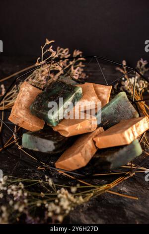 Saponette fatte a mano con erbe naturali e una luce delicata. Foto Stock