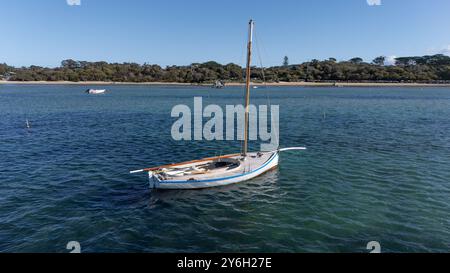 Barche storiche Couta ormeggiate presso la piccola cittadina costiera storica di Sorrento sulla Penisola di Mornington vicino a Melbourne, Australia. Foto Stock