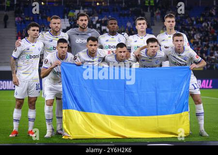 Amburgo, Germania. 25 settembre 2024. I giocatori della Dinamo Kiev posano per una foto di gruppo prima della partita di UEFA Europa League Dynamo Kiev contro Lazio al Volksparkstadion di Amburgo. Crediti: Oleksandr Prykhodko/Alamy Live News Foto Stock