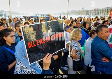 Marsiglia, Francia. 25 settembre 2024. Un manifestante ha un cartello con scritto "tutti gli occhi sul Libano” durante la manifestazione a sostegno del Libano e della Palestina. I membri della comunità libanese e palestinese si sono riuniti nel centro della città di Marsiglia per chiedere la fine dei bombardamenti israeliani del sud del Libano e di Gaza. (Foto di Denis Thaust/SOPA Images/Sipa USA) credito: SIPA USA/Alamy Live News Foto Stock