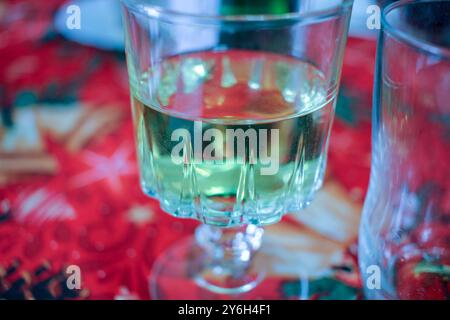 Champagne pronto a celebrare la magia del Natale a casa con la famiglia e gli amici Foto Stock