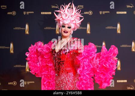 Dragqueen Olivia Jones zeigt ihren trainierten Body auf dem Red Carpet Beim Deutschen Fernsehpreis 2024 nei den MMC-Studios di Ossendorf. Köln, 25.09.2024 NRW Deutschland *** la drag queen Olivia Jones mostra il suo corpo addestrato sul Red carpet al German Television Award 2024 agli MMC Studios di Ossendorf Colonia, 25 09 2024 NRW Germania Copyright: XChristophxHardtx Foto Stock