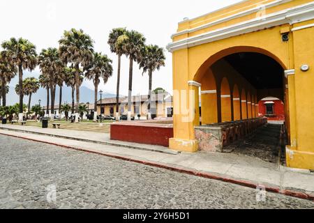 Tanque la Unión a Parque la Union ad Antigua, Guatemala. L'edificio colonnato, costruito nel 1853 e restaurato nel 1976, dispone di lavabi pubblici per il lavaggio dell'abbigliamento. Foto Stock