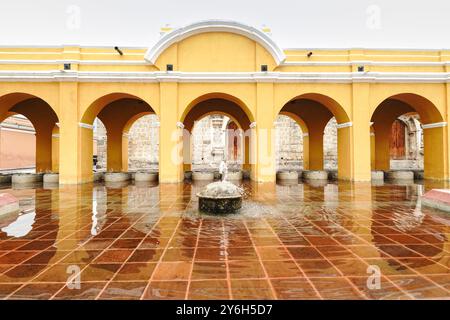 Tanque la Unión a Parque la Union ad Antigua, Guatemala. L'edificio colonnato, costruito nel 1853 e restaurato nel 1976, dispone di lavabi pubblici per il lavaggio dell'abbigliamento. Foto Stock