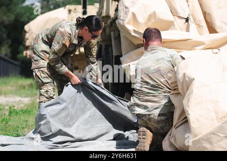 Starke, Florida, Stati Uniti. 24 settembre 2024. I soldati della Guardia Nazionale dell'Esercito della Florida con il supporto dell'area della 256th Medical Company conducono la preparazione della risposta alle tempeste al Camp Blanding Joint Training Center, Starke, Flag., 24 settembre 2024. Le guardie di tutto lo stato furono attivate in preparazione delle missioni di risposta alla tempesta tropicale Helene. (Immagine di credito: © N.W. Huertas/U.S. Army/ZUMA Press Wire) SOLO PER USO EDITORIALE! Non per USO commerciale! Foto Stock