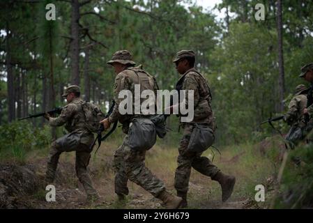 I paracadutisti della 647th Quartermaster Company assegnati al 3rd Expeditionary Sustainment Command conducono addestramento alla difesa dell'unità a Fort Liberty Carolina del Nord il 25 settembre 2024 come parte di un esercizio di addestramento sul campo che consiste in molteplici eventi di addestramento situazionale. Queste esercitazioni mantengono le unità del 3° ESC competenti nelle loro missioni compiti essenziali e nelle esercitazioni di battaglia. Inoltre affina le capacità di leadership dei sottufficiali junior. (Foto dell'esercito degli Stati Uniti del 1° LT Marcelo Marta) Foto Stock