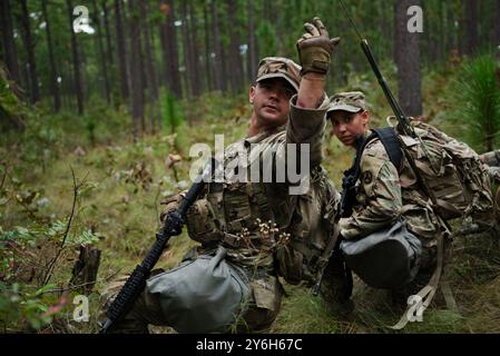 I paracadutisti della 647th Quartermaster Company assegnati al 3rd Expeditionary Sustainment Command conducono addestramento alla difesa dell'unità a Fort Liberty Carolina del Nord il 25 settembre 2024 come parte di un esercizio di addestramento sul campo che consiste in molteplici eventi di addestramento situazionale. Queste esercitazioni mantengono le unità del 3° ESC competenti nelle loro missioni compiti essenziali e nelle esercitazioni di battaglia. Inoltre affina le capacità di leadership dei sottufficiali junior. (Foto dell'esercito degli Stati Uniti del 1° LT Marcelo Marta) Foto Stock