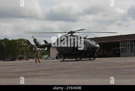 Il 1st Battalion della Florida Army National Guard, 111th Aviation Regiment, prepara un elicottero UH-60 Blackhawk per le operazioni di supporto in vista dell'uragano Helene, mercoledì 25 settembre 2024. Il FLARNG è ben equipaggiato, con mezzi tra cui veicoli a ruote alte, elicotteri, barche e generatori. (Foto U.S. Army di PFC. Eli Johnson, 107th MPAD, FLARNG) Foto Stock