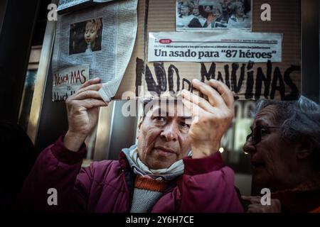 Buenos Aires, Buenos Aires, Argentina. 25 settembre 2024. Per il secondo mercoledì consecutivo, la marcia settimanale dei pensionati davanti al Congresso Nazionale ha registrato incidenti tra forze di sicurezza e manifestanti. Quando la gente ha iniziato a scendere per strada, sono stati istituiti diversi cordoni della polizia per impedire che la protesta interrompa il traffico nella zona, che ha generato momenti di tensione. (Credit Image: © Daniella Fernandez Realin/ZUMA Press Wire) SOLO PER USO EDITORIALE! Non per USO commerciale! Foto Stock