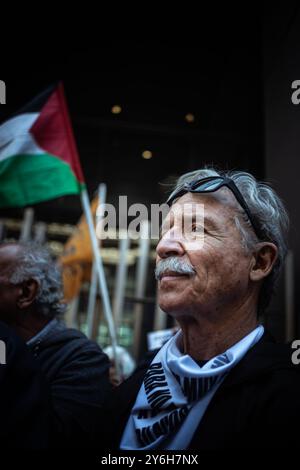 Buenos Aires, Buenos Aires, Argentina. 25 settembre 2024. Per il secondo mercoledì consecutivo, la marcia settimanale dei pensionati davanti al Congresso Nazionale ha registrato incidenti tra forze di sicurezza e manifestanti. Quando la gente ha iniziato a scendere per strada, sono stati istituiti diversi cordoni della polizia per impedire che la protesta interrompa il traffico nella zona, che ha generato momenti di tensione. (Credit Image: © Daniella Fernandez Realin/ZUMA Press Wire) SOLO PER USO EDITORIALE! Non per USO commerciale! Foto Stock