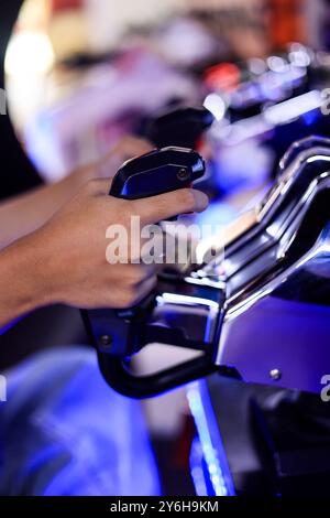 Primo piano gioco femminile con joystick Hand Hold su Arcade Foto Stock