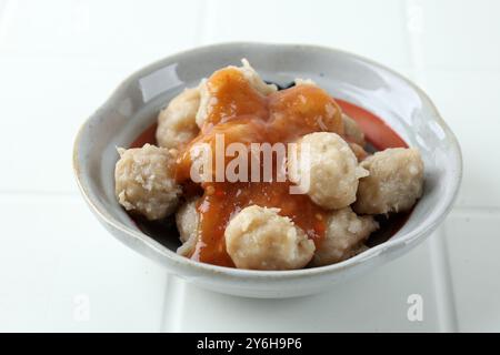 Bakso Pentol solo servito con piccante, acido e salsa dolce. Polpetta di Street Food a base di amido e pollo. Foto Stock