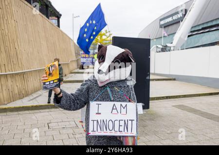 Liverpool, Regno Unito. 25 SETTEMBRE 2024. Betty the Badger protesta fuori dall'arena ACC mentre la conferenza del partito laburista si è conclusa mercoledì mattina dopo tre giorni precedenti di discorsi chiave ed eventi marginali. Credito Milo Chandler/Alamy Live News Foto Stock