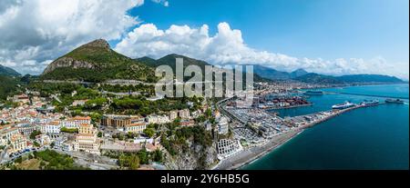 Panorama di Vietri sul Mare da un drone, Costiera Amalfitana, Salerno, Campania, Italia Foto Stock