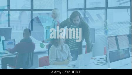 Immagine di diagrammi ed elaborazione dei dati su diversi colleghi che discutono di lavoro Foto Stock
