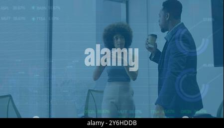Immagine di diagrammi ed elaborazione dei dati su diversi colleghi che discutono di lavoro Foto Stock