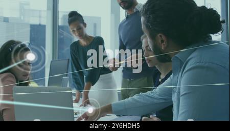 Immagine di una rete di connessioni con spot su diversi dipendenti aziendali in ufficio Foto Stock