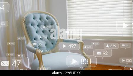 Le icone di interazione con i social media appaiono sopra un'elegante sedia vicino alla finestra con tapparelle Foto Stock
