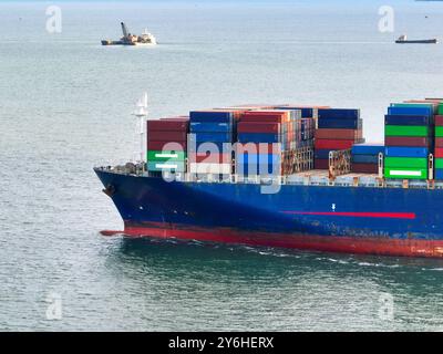 Vista aerea della nave cargo container in mare. Spedizioni e logistica internazionali. Trasporto marittimo di merci. Commercio globale e importazione delle esportazioni Foto Stock
