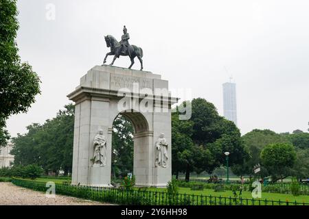 L'arco commemorativo del re edoardo vii si trova su un campo di erba verde nel giardino commemorativo victoria, kolkata, india Foto Stock