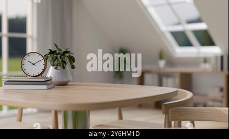 Un primo piano di un tavolo in legno minimalista con spazio per le copie per l'esposizione dei prodotti, insieme a una sveglia, libri e una pianta decorativa Foto Stock