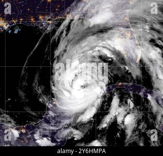 L'Avana, Cuba. 25 settembre 2024. Immagine satellitare NOAA Modis che mostra una vista notturna dell'uragano Helene, una tempesta di categoria 1 che si muove lentamente verso il Golfo del Messico mentre si rafforza sulle calde acque, 25 settembre 2024 al largo dell'Avana, Cuba. Si prevede che Helene diventerà un uragano di categoria 4 nel momento in cui atterrerà nella Big Bend della Florida, spingendo un'ondata di tempesta di 20 metri. Credito: GOES-East/NOAA/Alamy Live News Foto Stock