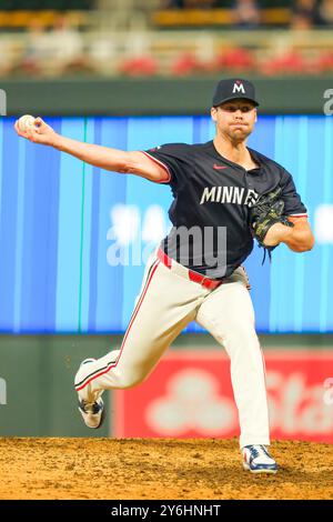 Minneapolis, Minnesota, Stati Uniti. 25 settembre 2024. Il lanciatore di rilievo dei Minnesota Twins JUSTIN TOPA (48) durante una partita di baseball della MLB tra i Minnesota Twins e i Miami Marlins al Target Field, i Twins vinsero 8-3. (Immagine di credito: © Steven Garcia/ZUMA Press Wire) SOLO PER USO EDITORIALE! Non per USO commerciale! Foto Stock