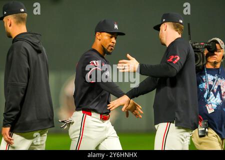 Minneapolis, Minnesota, Stati Uniti. 25 settembre 2024. il centro fielder dei Minnesota Twins BYRON BUXTON (25) celebra la vittoria dopo una partita di baseball della MLB tra i Minnesota Twins e i Miami Marlins al Target Field, i Twins vinsero 8-3. (Immagine di credito: © Steven Garcia/ZUMA Press Wire) SOLO PER USO EDITORIALE! Non per USO commerciale! Foto Stock