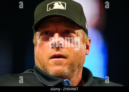 Minneapolis, Minnesota, Stati Uniti. 25 settembre 2024. L'Umpire BRUCE DRECKMAN (1) guarda durante una partita di baseball della MLB tra i Minnesota Twins e i Miami Marlins al Target Field, i Twins vinsero 8-3. (Immagine di credito: © Steven Garcia/ZUMA Press Wire) SOLO PER USO EDITORIALE! Non per USO commerciale! Foto Stock