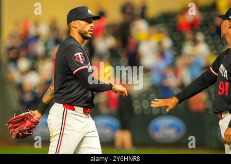 Minneapolis, Minnesota, Stati Uniti. 25 settembre 2024. L'interbase dei Minnesota Twins CARLOS CORREA (4) celebra la vittoria dopo una partita di baseball della MLB tra i Minnesota Twins e i Miami Marlins al Target Field, i Twins vinsero 8-3. (Immagine di credito: © Steven Garcia/ZUMA Press Wire) SOLO PER USO EDITORIALE! Non per USO commerciale! Foto Stock