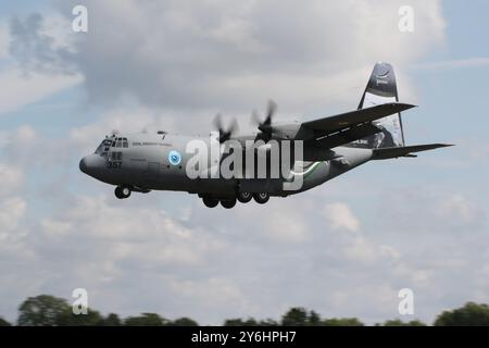 357 'Guts Airline', un Lockheed C-130H Hercules gestito dalla Royal Jordanian Air Force (RJAF), arrivando alla RAF Fairford nel Gloucestershire, Inghilterra, per partecipare al Royal International Air Tattoo 2022 (RIAT 2022). L'aeromobile indossa uno speciale schema di colori per RIAT 2024. Foto Stock