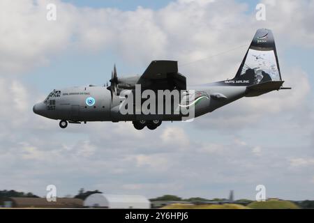 357 'Guts Airline', un Lockheed C-130H Hercules gestito dalla Royal Jordanian Air Force (RJAF), arrivando alla RAF Fairford nel Gloucestershire, Inghilterra, per partecipare al Royal International Air Tattoo 2022 (RIAT 2022). L'aeromobile indossa uno speciale schema di colori per RIAT 2024. Foto Stock