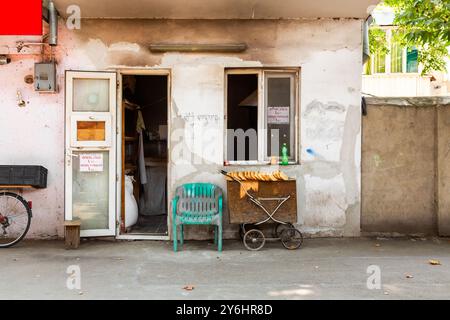 Tbilisi, Georgia - 10 agosto 2024: Pelo di pane tradizionale georgiano puri esposto di fronte a una panetteria a Tbilisi, Georgia. Foto Stock