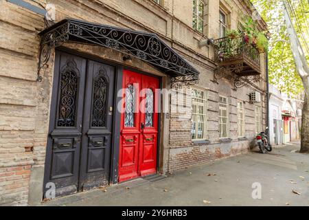 Tvbilisi, Georgia - 10 AUG 2024: Porta vecchia e bella, dettagli architettonici classici. Foto Stock