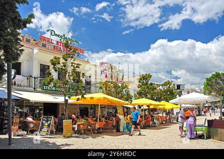 Ristorante esterno, Largo Eng Duarte Pacheco, Albufeira, regione di Algarve, PORTOGALLO Foto Stock