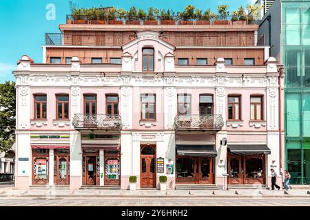 Tbilisi, Georgia - 10 AUG, 2024: David Aghmashenebeli Avenue è uno dei viali principali nella parte storica di Tbilisi, conosciuta per il suo XIX secolo Foto Stock