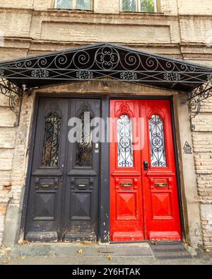 Tvbilisi, Georgia - 10 AUG 2024: Porta vecchia e bella, dettagli architettonici classici. Foto Stock