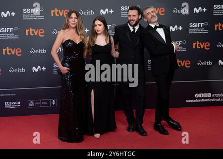 Monica Ayos, Renata Lerman, Diego Lerman, Leonardo Sbaraglia e Nicolas Avruj hanno partecipato alla prima di Red Carpet modi El Hombre Que Amaba los Platos Voladores durante il 72° Festival Internazionale del Cinema di San Sebastian al Palazzo Kursaal il 24 settembre 2024 a Donostia / San Sebastian, Spagna. Foto Stock