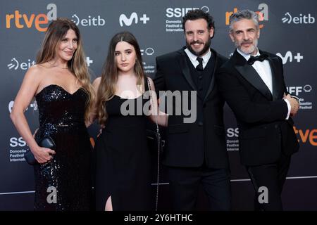 Monica Ayos, Renata Lerman, Diego Lerman e Leonardo Sbaraglia hanno partecipato alla prima di Red Carpet modi El Hombre Que Amaba los Platos Voladores durante il 72° Festival Internazionale del Cinema di San Sebastian al Palazzo Kursaal il 24 settembre 2024 a Donostia / San Sebastian, Spagna. Foto Stock