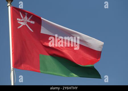 San Pietroburgo, Russia. 25 settembre 2024. La bandiera nazionale del Sultanato dell'Oman, sventolando nel vento su un palo a San Pietroburgo, Russia. Credito: SOPA Images Limited/Alamy Live News Foto Stock