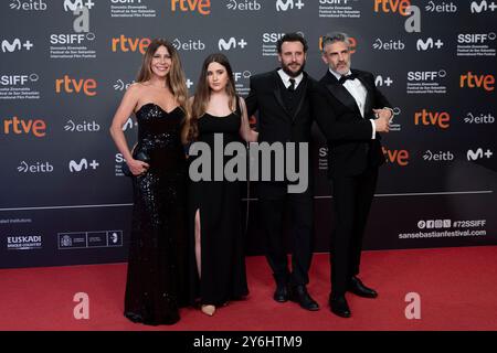 Monica Ayos, Renata Lerman, Diego Lerman, Leonardo Sbaraglia e Nicolas Avruj hanno partecipato alla prima di Red Carpet modi El Hombre Que Amaba los Platos Voladores durante il 72° Festival Internazionale del Cinema di San Sebastian al Palazzo Kursaal il 24 settembre 2024 a Donostia / San Sebastian, Spagna. Foto Stock
