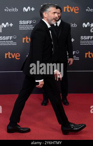 Diego Lerman e Leonardo Sbaraglia hanno partecipato alla prima di Red Carpet modi El Hombre Que Amaba los Platos Voladores durante il 72° Festival Internazionale del Cinema di San Sebastian al Palazzo Kursaal il 24 settembre 2024 a Donostia / San Sebastian, Spagna. Foto Stock
