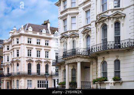 Eleganti vecchi appartamenti o case a schiera nel centro di Londra Foto Stock