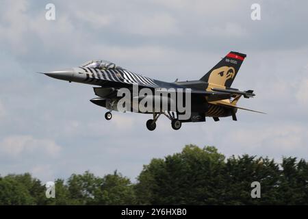 88-0021, un General Dynamics F-16C Fighting Falcon, gestito dal solo Turk Demo Team della Turkish Air Force (Türk Hava Kuvvetleri), arrivando alla RAF Fairford nel Gloucestershire, Inghilterra per partecipare al Royal International Air Tattoo 2024 (RIAT24). Foto Stock