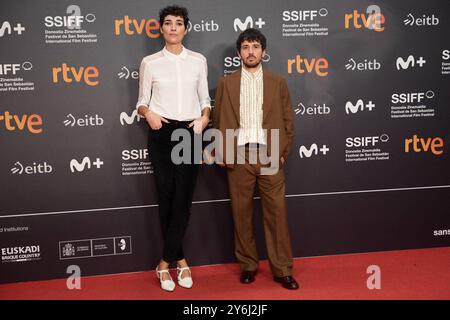 Donostia-San Sebastian, Paesi Baschi, Spagna. 25 settembre 2024. Festival del cinema. SSIFF 72. Pedro Martin Calero (regista, sceneggiatore) e Isabel Peña (sceneggiatore e co produttore esecutivo) sul tappeto rosso Kursaal al durante il photocall per il film "El Llanto/The Wailing", parte della Selezione ufficiale della 72a edizione del San Sebastián International Film Festival Zinemaldia, a Donostia-San Sebastian il 25 settembre 2024. Credito : Iñigo Alzugaray/Cordon Press credito: CORDON PRESS/Alamy Live News Foto Stock