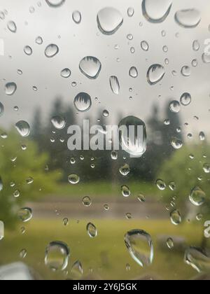 Gocce di pioggia sulla finestra durante un temporale Foto Stock