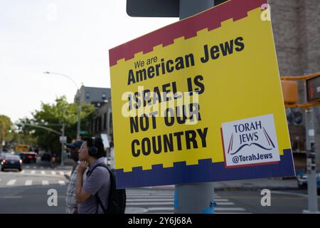 Il 19 settembre 2024 l'ex presidente Donald J. Trump aveva programmato una visita al Deli di Gottlieb nel quartiere Williamsburg di Brooklyn. La visita pianificata è stata annullata a causa della morte inaspettata del proprietario di Gottlieb, Sholem Yosef Gottlieb, quella stessa mattina. Questo cartello è stato messo su un gruppo ebreo ultra ortodosso a pochi isolati di distanza dal ristorante Gottlieb. Foto Stock